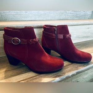 NWOT Clarks Maroon Booties